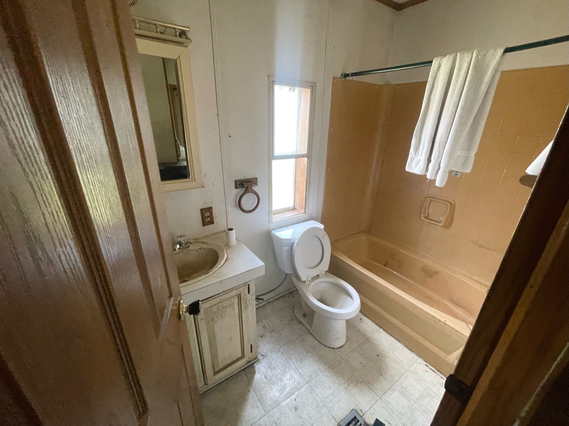 Outdated bathroom in Brick NJ before remodel