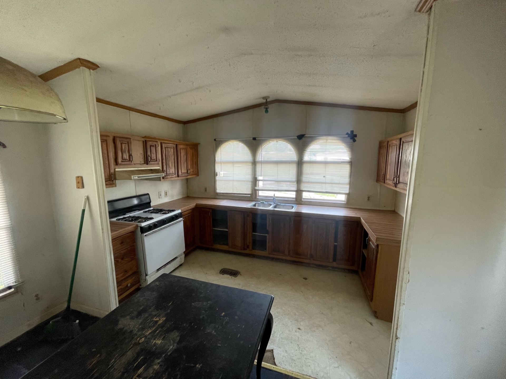 Dated kitchen in Jackson NJ before remodel